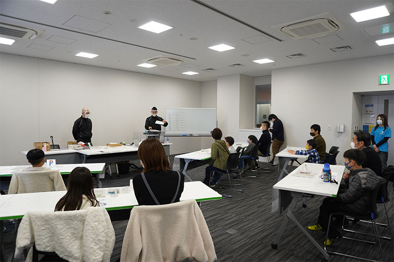 東大阪市文化創造館にて、SDGsの一環として子供向けに真空成型のワークショップを行いました。